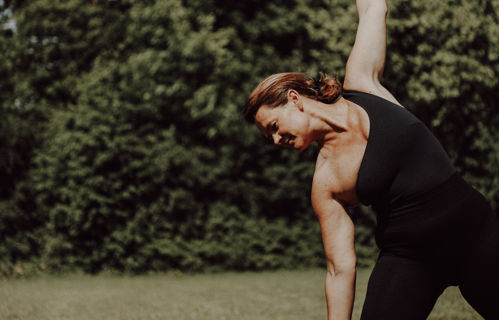 Anne Griot en posture de yoga en extérieur